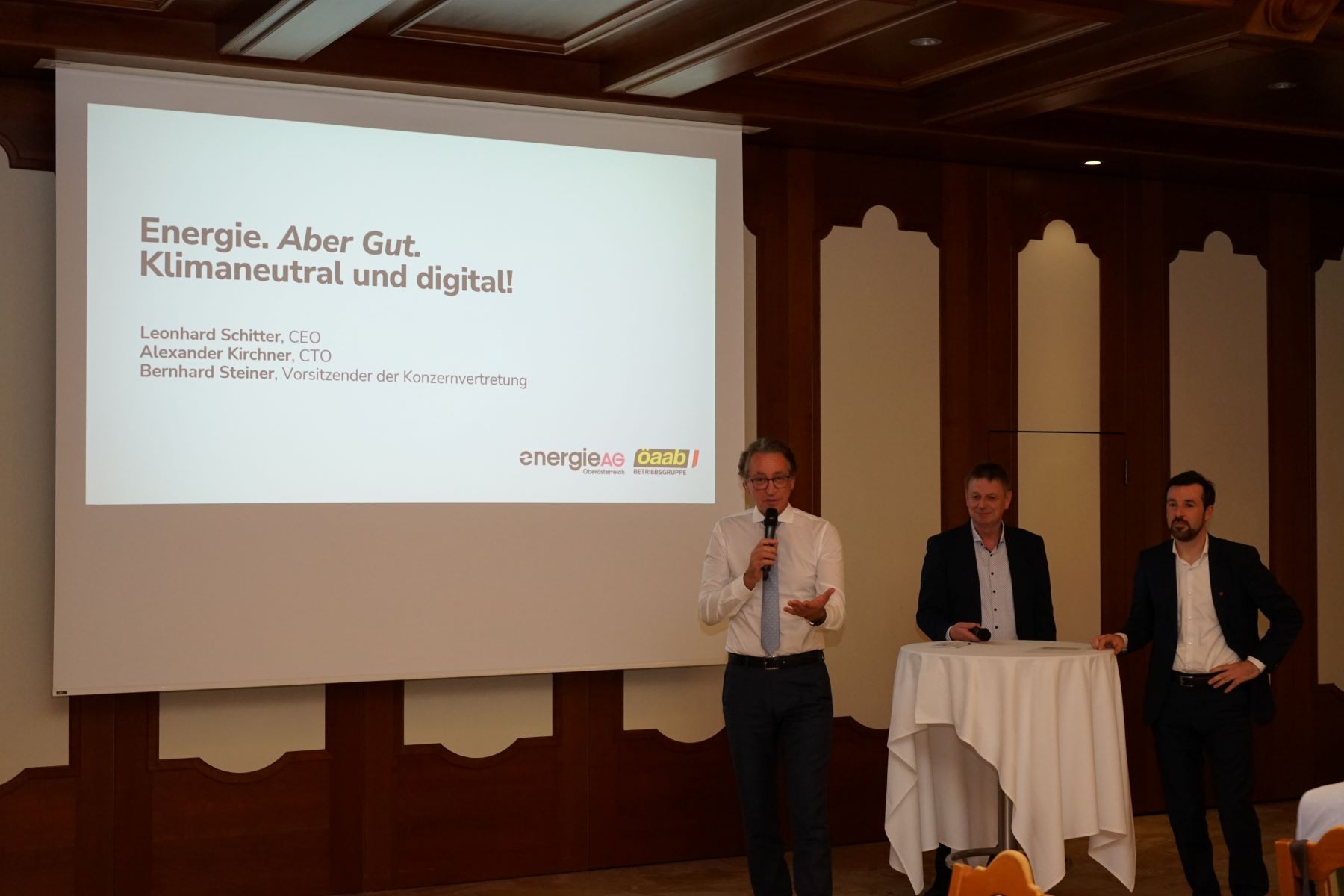 "Energie. Aber Gut. Klimaneutral und digital!" Diskussionsrunde mit CEO Leonhard Schitter (links), CTO Alexander Kirchner (rechts) und dem Vorsitzenden der Konzernvertretung Bernhard Steiner.